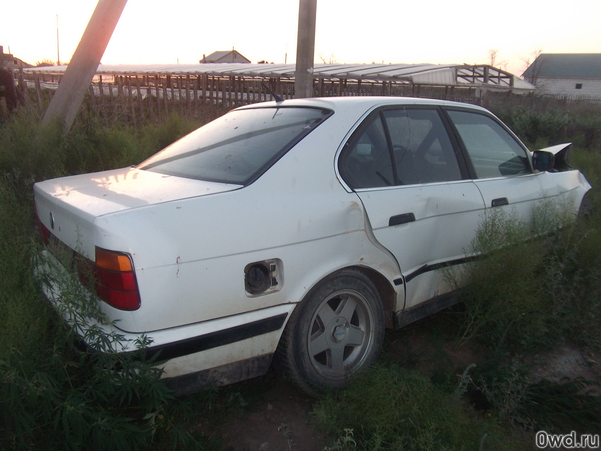 Битый автомобиль BMW 5 (1988) в Астрахани